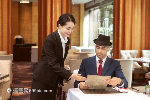 跨文化交流中的貼心服務(wù) 餐廳服務(wù)員如何為外國(guó)客人提供菜單